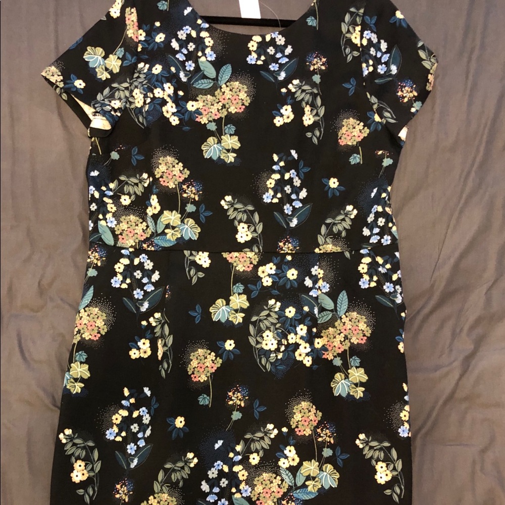 Size 18 women’s black floral dress with pockets